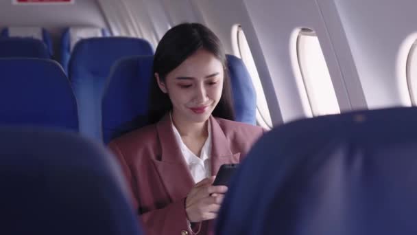 Azjatycka Bizneswoman Używa Telefonu Nagrywania Analizowania Pracy Pasją Podczas Podróży — Wideo stockowe