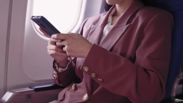 Азиатская Деловая Женщина Использует Свой Телефон Записи Анализа Работы Страстно — стоковое видео