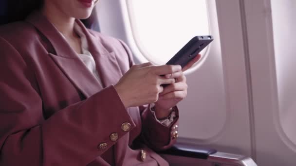 Eine Asiatische Geschäftsfrau Nutzt Ihr Handy Während Einer Flugreise Leidenschaftlich — Stockvideo