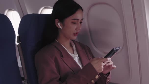 Femme Affaires Asiatique Choisit Des Chansons Sur Son Téléphone Portable — Video
