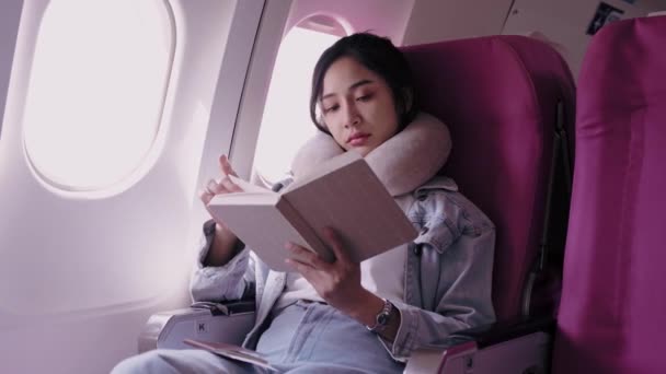 Une Voyageuse Asiatique Lit Livre Fait Une Sieste Voyageant Avion — Video
