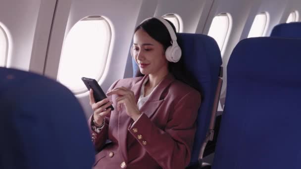 Mulher Negócios Asiática Escolhe Músicas Seu Telefone Celular Gosta Sua — Vídeo de Stock