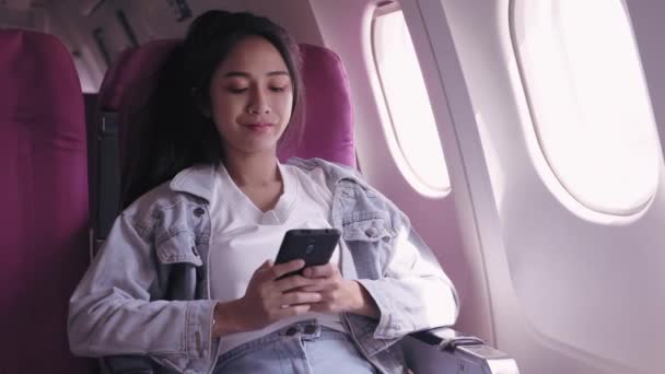 Asiatische Touristinnen Reisen Derzeit Mit Dem Flugzeug Und Erforschen Ihre — Stockvideo
