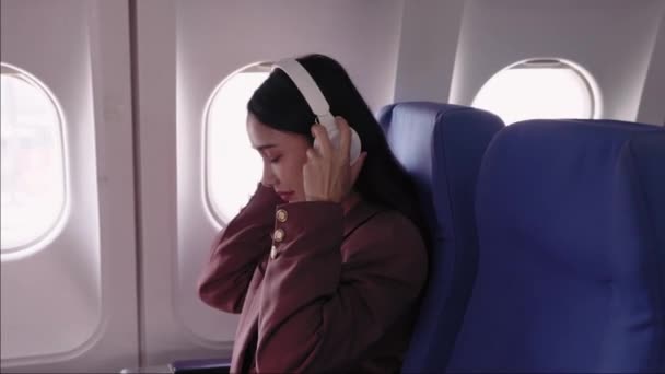 Mulher Negócios Asiática Escolhe Músicas Seu Telefone Celular Gosta Sua — Vídeo de Stock