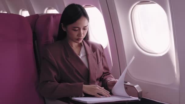 Eine Asiatische Geschäftsfrau Analysiert Während Einer Flugreise Akribisch Ihre Geschäftsunterlagen — Stockvideo