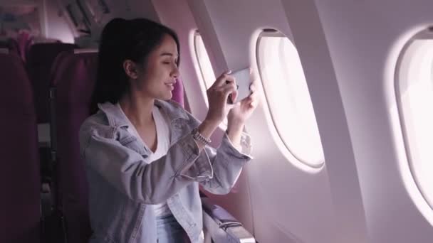Азіатські Жінки Туристки Які Даний Час Подорожують Літаком Захоплюються Фотографіями — стокове відео