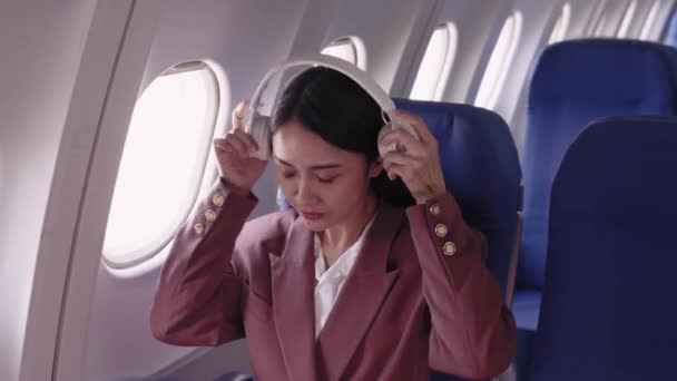 Азиатская Деловая Женщина Выбирает Песни Мобильном Телефоне Наслаждается Своей Любимой — стоковое видео