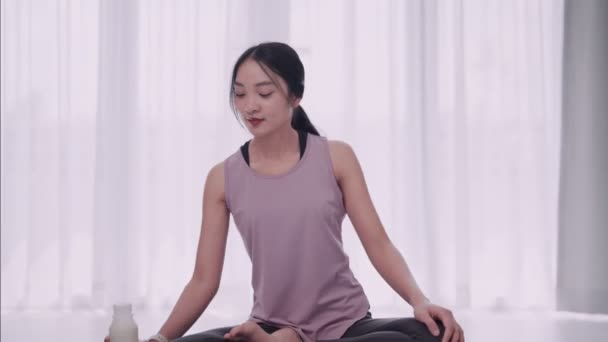 Una Mujer Asiática Traje Entrenamiento Disfruta Vaso Leche Una Esterilla — Vídeos de Stock