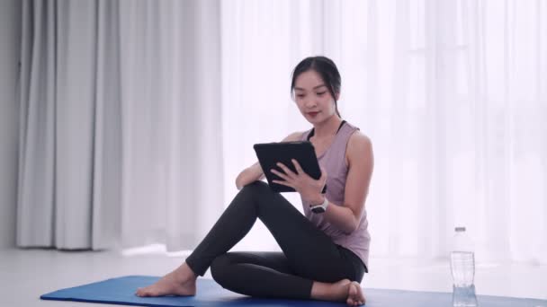 Femme Asiatique Tenue Entraînement Utilise Une Tablette Pour Des Cours — Video