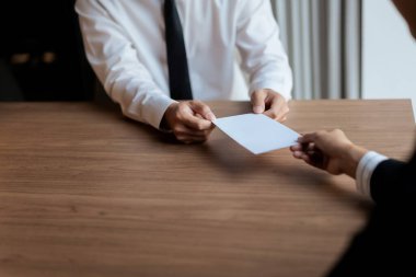 Erkek çalışan, işi bırakırken ve yeni işi değiştirirken yöneticiye istifa mektubu gönderiyor.