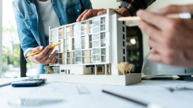 Mühendis grubu, inşaat projesinin kondominyum modeli hakkında tartışma ve beyin fırtınası yapacak..