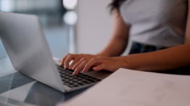 Son sınıftaki Asyalı genç bir kız bir kafede araştırma ve inceleme yapmak için dizüstü bilgisayar kullanıyor. Yüksek kalite 4k görüntü