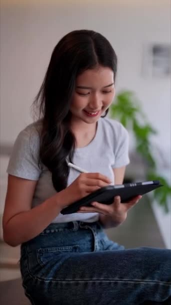 Asian Teenage Girl Explores Study Materials Tablet Cafe High Quality — Stock Video