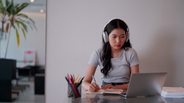 高年级的亚洲少女在咖啡店用笔记本电脑研究和总结学习材料 高质量的4K镜头 — 图库视频影像