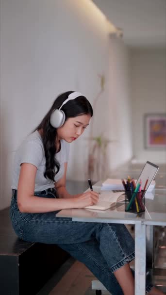 Asian Teenage Girl Her Senior Years Uses Laptop Researching Summarizing — Stock Video