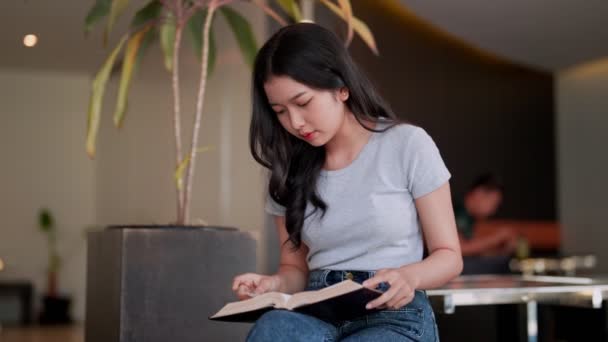 그녀의 아시아의 소녀는 연구하고 카페에서 자료를 검토합니다 한국어 고품질 Fullhd — 비디오