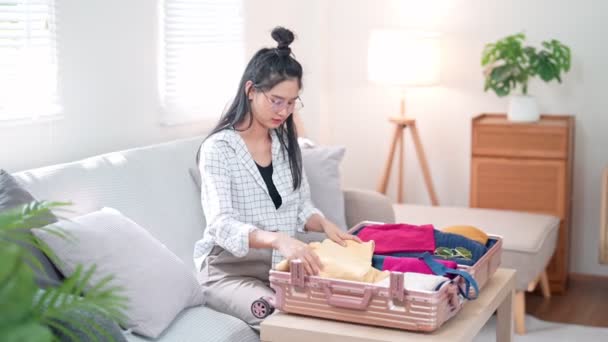 Femme Asiatique Emballe Efficacement Sécurise Son Sac Avec Des Sangles — Video