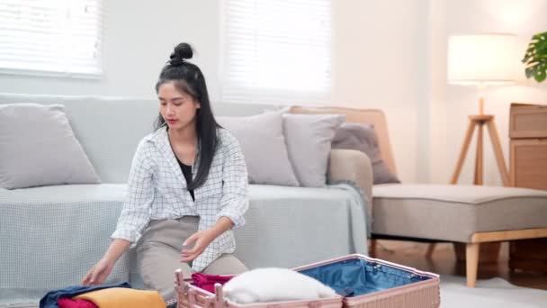 아시아 여자는 흥미로운 여행을 그녀의 과부하 수하물을 짜내기 고군분투 단단히 — 비디오