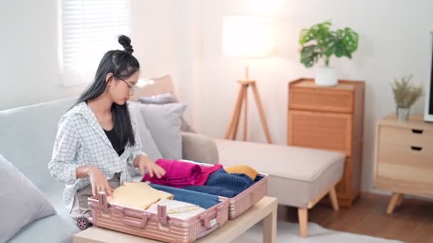 Femme Asiatique Roule Efficacement Emballe Les Vêtements Façon Compacte Préparant — Video