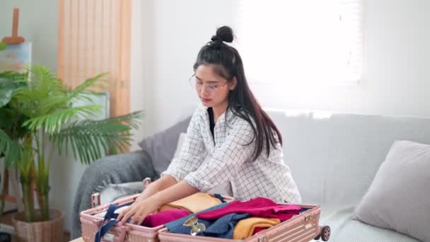 Asijské Žena Efektivně Balí Zabezpečuje Tašku Popruhy Připraven Víkendové Dobrodružství — Stock video