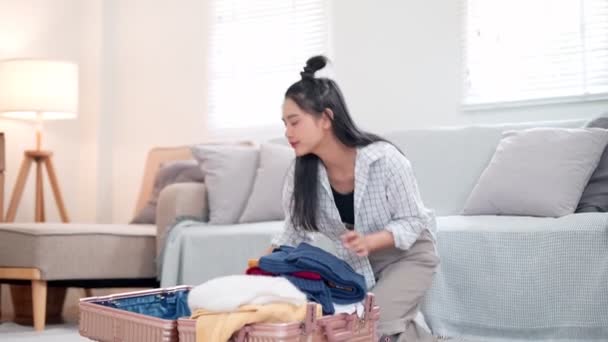 Asyalı Kadın Aşırı Yüklü Bavulunu Sıkıştırmaya Çalışıyor Heyecan Verici Uzun — Stok video