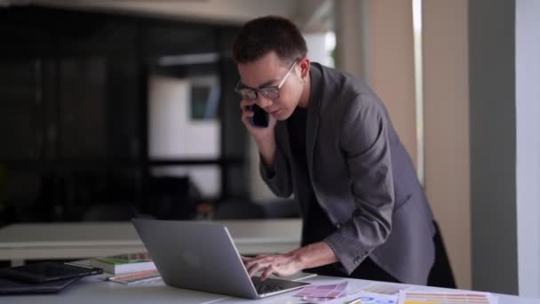 Pozorný Asijský Interiérový Designér Multitasking Soustředěným Rozhovorem Telefonu Vysoce Kvalitní — Stock video