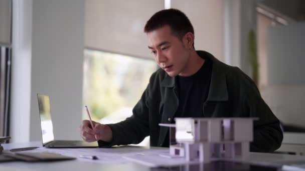Mladý Asijský Architekt Zaměřil Tvorbu Své Nejlépe Navržené Práce Vysoce — Stock video