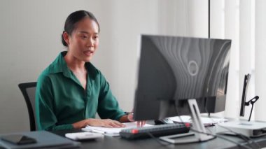 Asyalı iş kadını ofisteki bilgisayarında iş için bir video görüşmesi yapıyor. - Evet. Yüksek kalite 4k görüntü