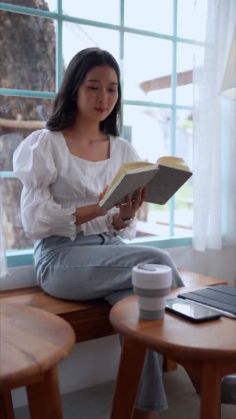 Μια Ασιάτισσα Επιχειρηματίας Εργάζεται Ένα Κοντινό Καφέ Βαθιά Αφοσιωμένη Στην — Αρχείο Βίντεο
