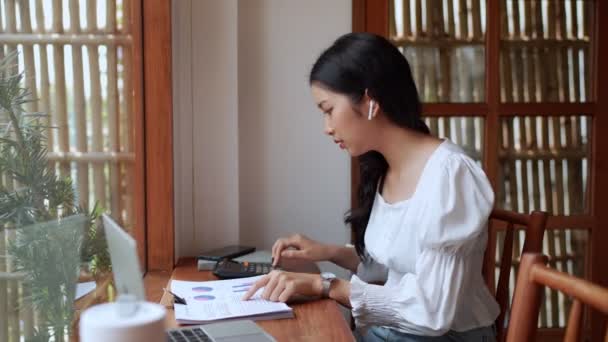 Una Empresaria Asiática Que Trabaja Una Cafetería Cercana Utilizando Diligentemente — Vídeo de stock
