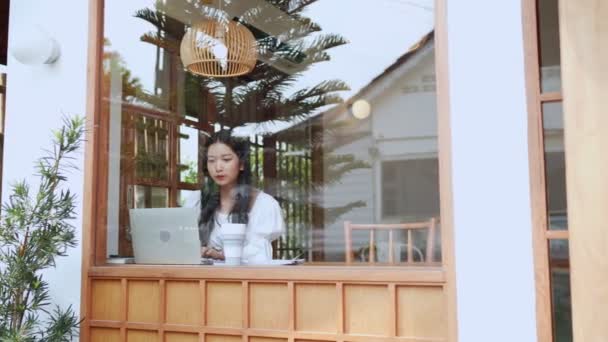 Μια Ασιάτισσα Επιχειρηματίας Δουλεύει Ένα Κοντινό Καφέ Χρησιμοποιώντας Λάπτοπ Της — Αρχείο Βίντεο