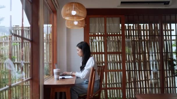 아시아의 사업가가 노트북을 사용하여 카페에서 일하고 있습니다 고품질 — 비디오