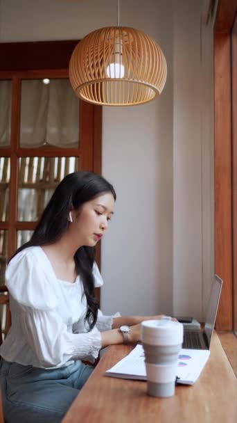 Een Aziatische Vrouwelijke Ondernemer Die Een Nabijgelegen Café Werkt Gesprek — Stockvideo