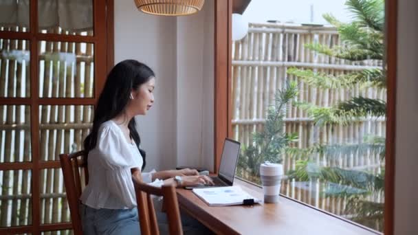 Een Aziatische Vrouwelijke Ondernemer Die Een Nabijgelegen Café Werkt Gesprek — Stockvideo