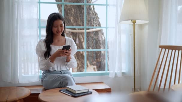 Yakın Bir Kafede Çalışan Asyalı Bir Girişimci Akıllı Telefonunda Özenle — Stok video