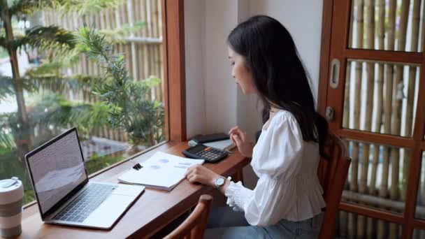 Una Empresaria Asiática Que Trabaja Una Cafetería Cercana Utilizando Diligentemente — Vídeos de Stock