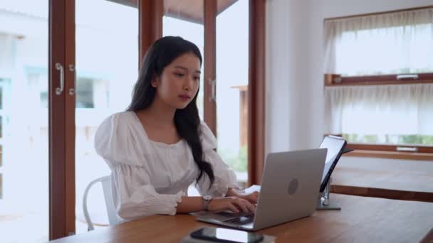 Asijská Mladá Byznysmena Pracuje Nedaleké Kavárně Používá Svůj Notebook Zaměřením — Stock video
