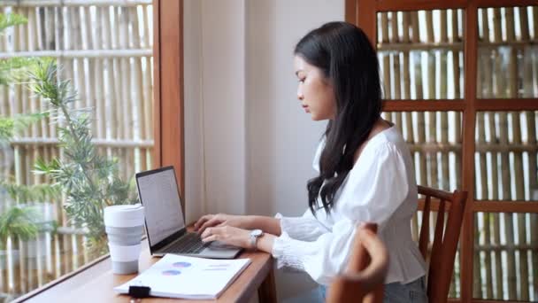 Una Joven Empresaria Asiática Está Trabajando Café Cercano Usando Computadora — Vídeos de Stock