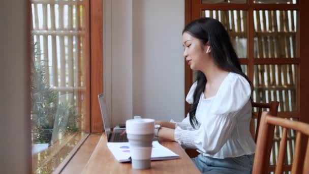 Asijská Podnikatelka Pracující Nedaleké Kavárně Rozmlouvající Kolegy Pomocí Bezdrátových Sluchátek — Stock video