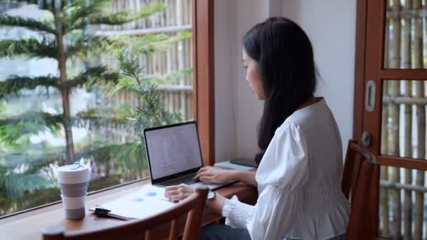 Eine Junge Asiatische Geschäftsfrau Arbeitet Mit Ihrem Laptop Einem Nahegelegenen — Stockvideo
