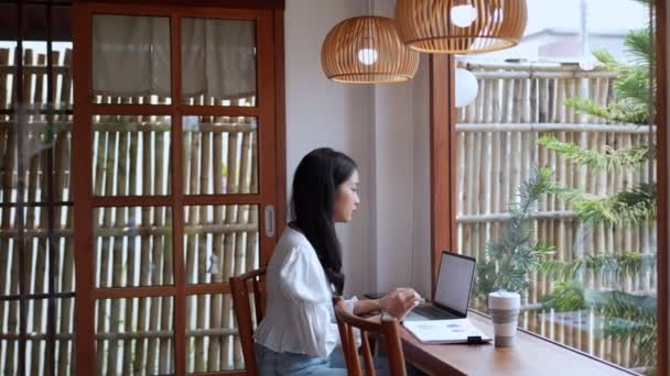 Азіатська Молода Бізнес Леді Працює Сусідньому Кафе Використовуючи Свій Ноутбук — стокове відео