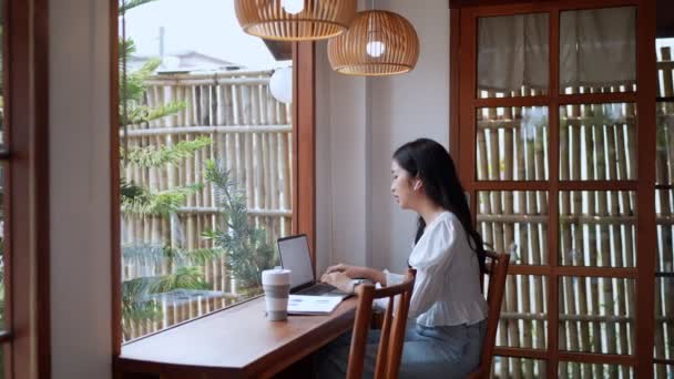 Una Empresaria Asiática Que Trabaja Una Cafetería Cercana Conversando Con — Vídeo de stock