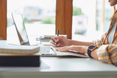 Eğitim ve okur yazarlık kavramı, üniversiteli kız çevrimiçi ders izliyor ve notlar alıyor..