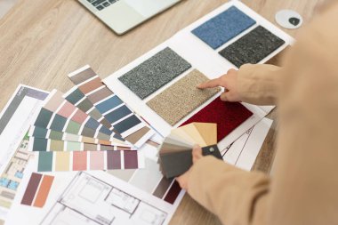Mimari konsept, kadın mimar evin iç tasarımı için renk örneklerine göre renk seçiyor.