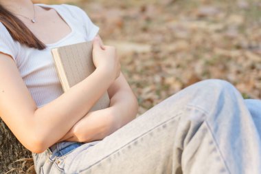 Genç Asyalı kadınlar çimenlerde oturur, ağaca yaslanır ve rüyalarında uyur. Bir edebiyat kitabı okuyup dinlenirken doğa parkında seyahat yaşam tarzıyla dinlenirler..