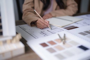 Kadın mimar mimarlık tasarımı iç mimari tasarım ve proje taslağı.