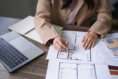 İç yapı tasarımı ve proje üzerine inşaat çizimi için kadın mimar.