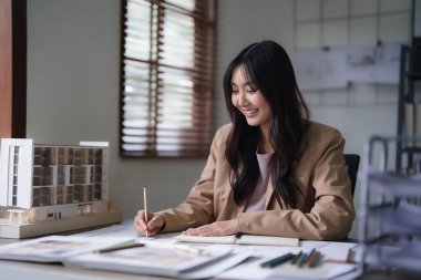 Kadın mimar mimarlık tasarımı iç mimari tasarım ve proje taslağı.