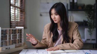 Modeli oluşturmaya çalışan ve iç mimari projeler tasarlayan kadın mimar..