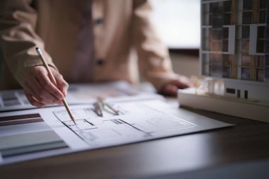 İnşaat projesinin iç mimarisi ve mimarisi üzerinde çalışan kadın mimar..